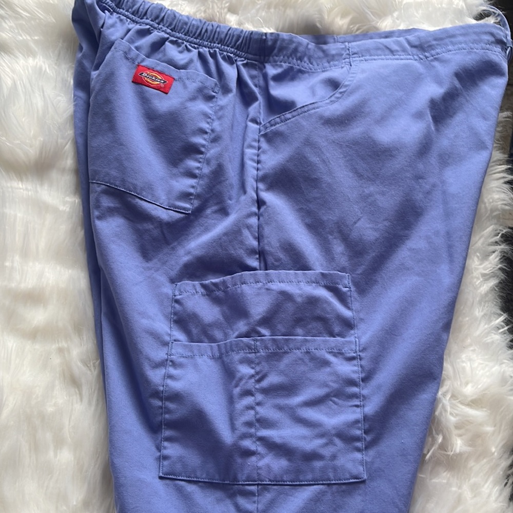 Bundle of 2 scrub tops and 1 scrub pants - Picture 15 of 16